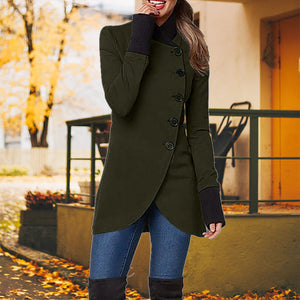 Schräg geöffnete windabweisende Jacke mit Knopf