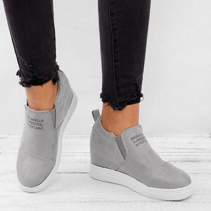 Buchstaben Slip-on-Turnschuhe mit Keilabsatz